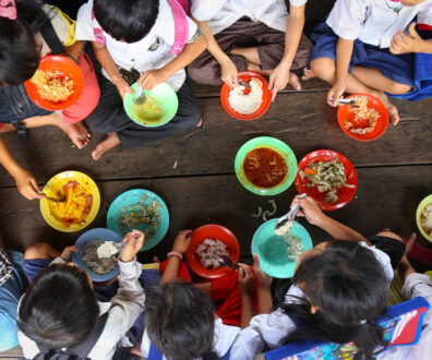Novo relatório da GCNF identifica que programas de alimentação escolar impulsionam crescimento socioeconômico