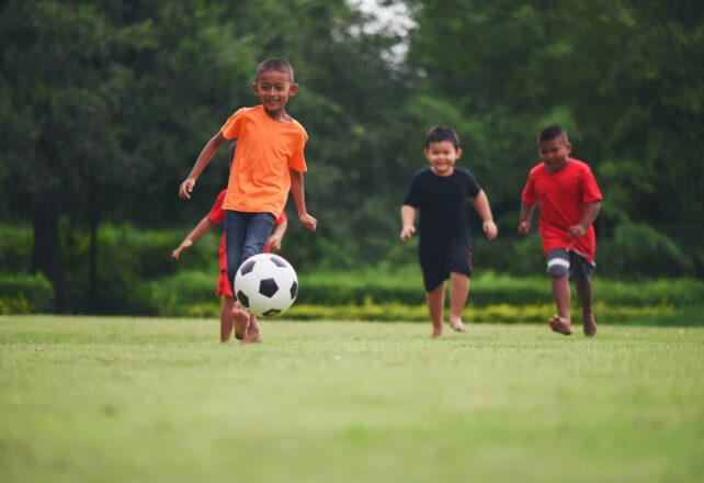 Crianças jogando futebol
