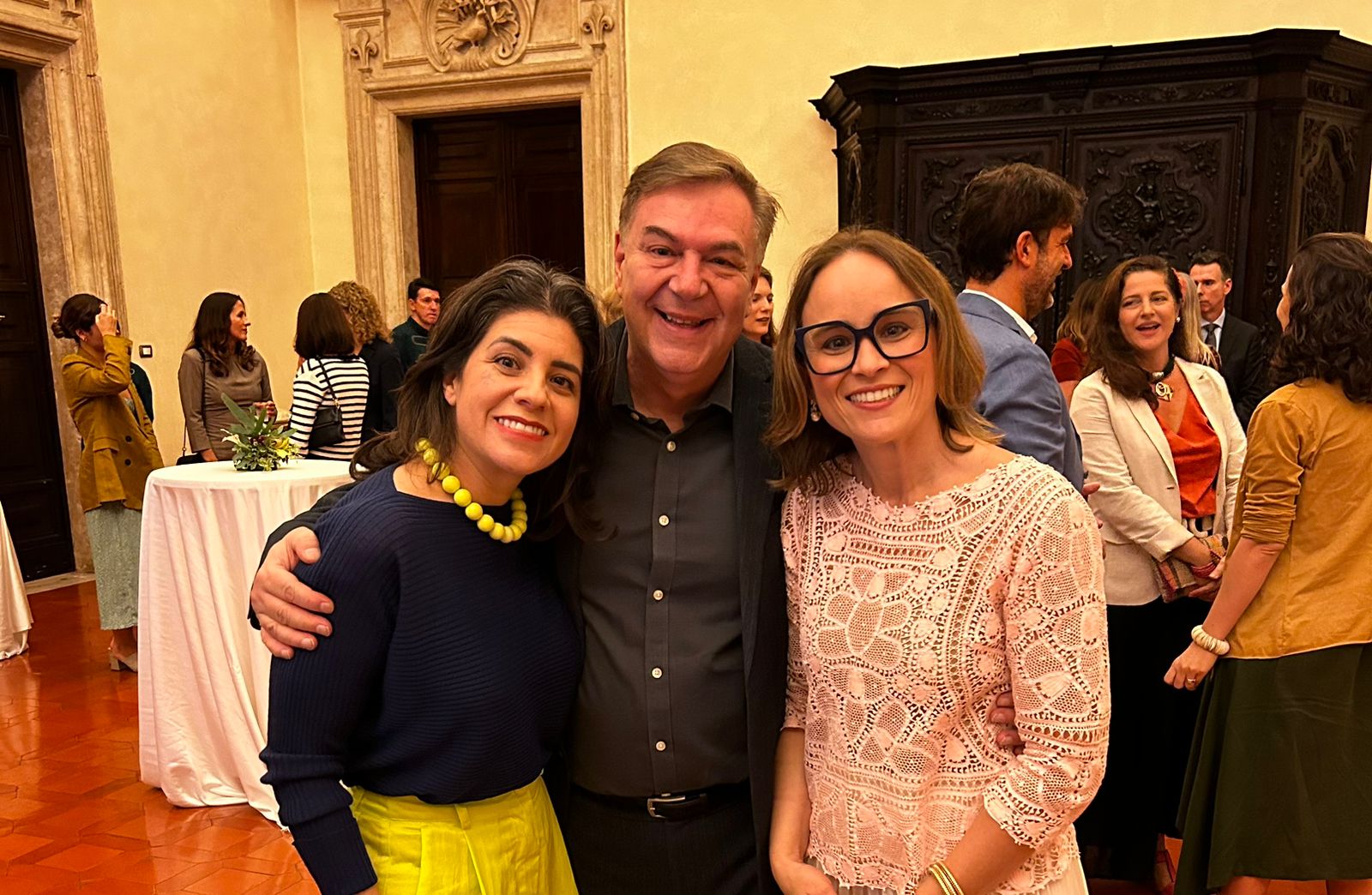 Carmen Burbano (esquerda), Daniel Balaban e Fernanda Pacobahyba em evento na Embaixada do Brasil em Roma. 