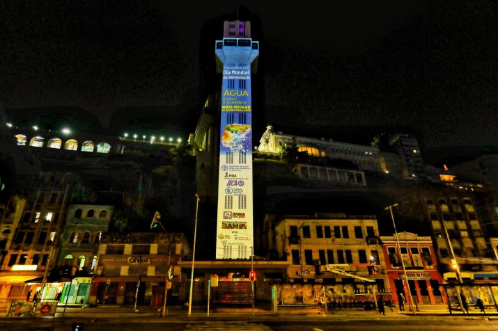 Lacerda Elevator in Salvador, Bahia, with a projection map covering it and showing the World Food Day logo.