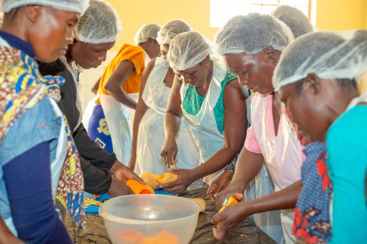 Mulheres negras cozinhando juntas.