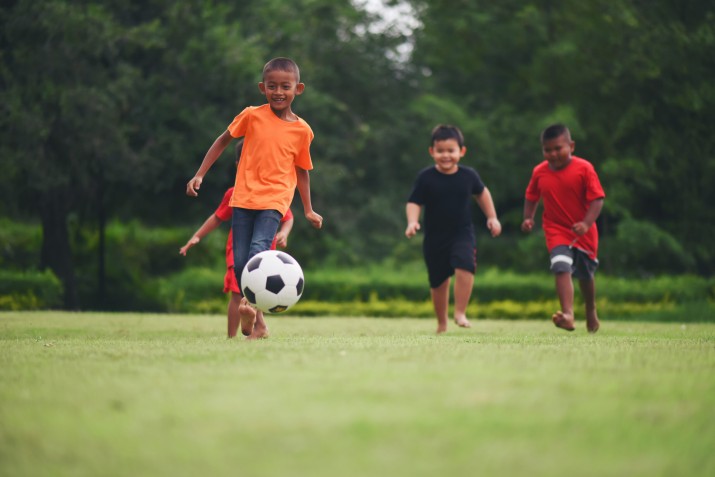 Crianças jogando futebol